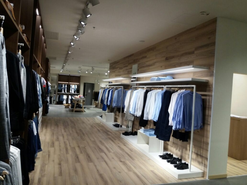 Arredamento negozio abbigliamento milano for Design milano negozi