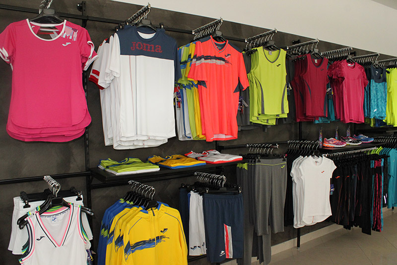Arredamento negozio articoli sportivi, arredo abbigliamento sport Arredamento low cost milano