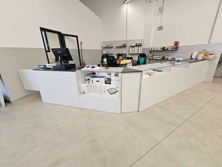 arredamento-negozio-smartphone