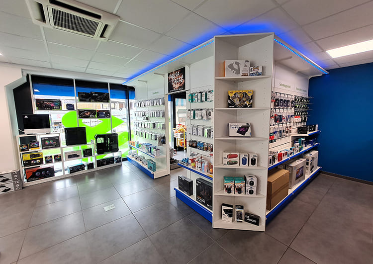 arredo-negozio-informatica-smartphone