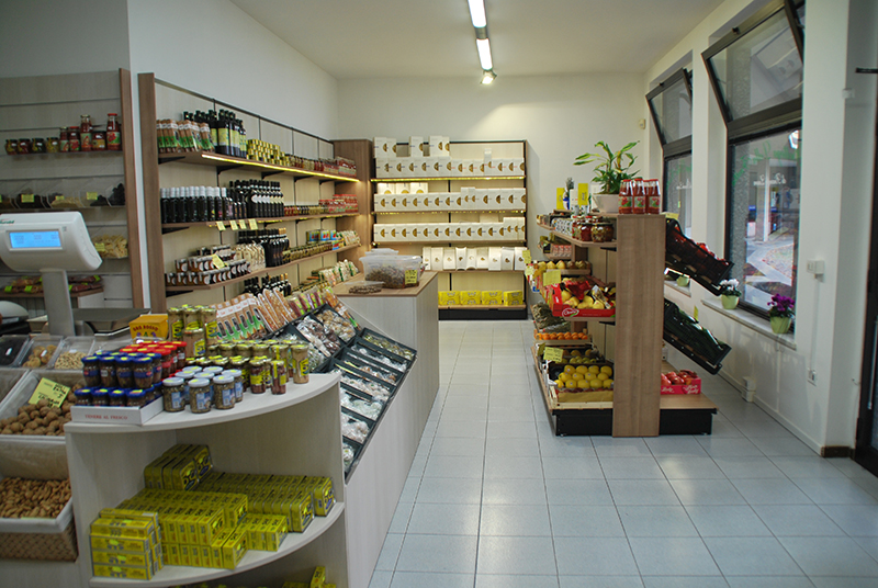 Arredo ortofrutta Milano,arredamento negozio frutta e verdura