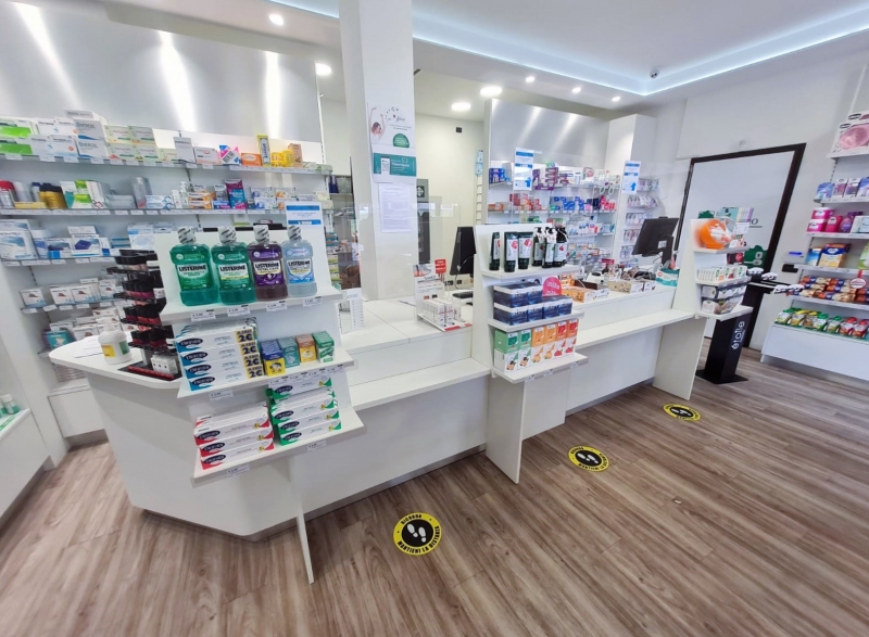 Arredo bancone farmacia