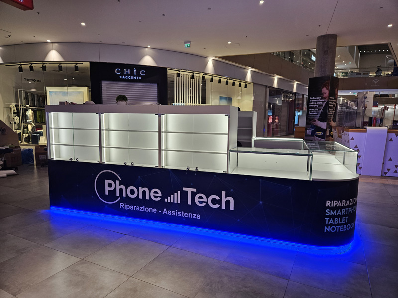 allestimento-corner-espositivo-vetrine-led-gadget-tecnologici allestimento-corner-espositivo-vetrine-led-gadget-tecnologici